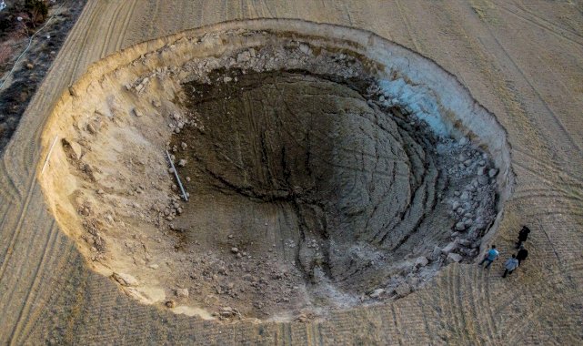 Konya'da 12 metre derinliğinde obruk oluştu