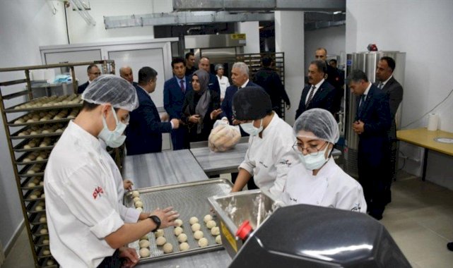 Tekirdağ'da öğrenciler depremzedelerin yaralarını sarmaya çalışıyor