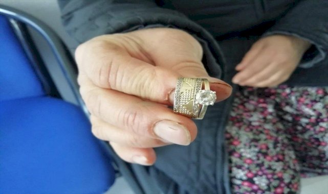 Yaşlı çift, depremzedeler için alyanslarını Kızılay'a bağışladı