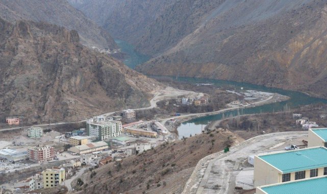 Yusufeli Barajı'nın suları ilçeye dayandı