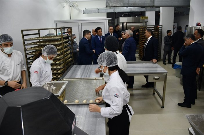 Tekirdağ'da öğrenciler depremzedelerin yaralarını sarmaya çalışıyor