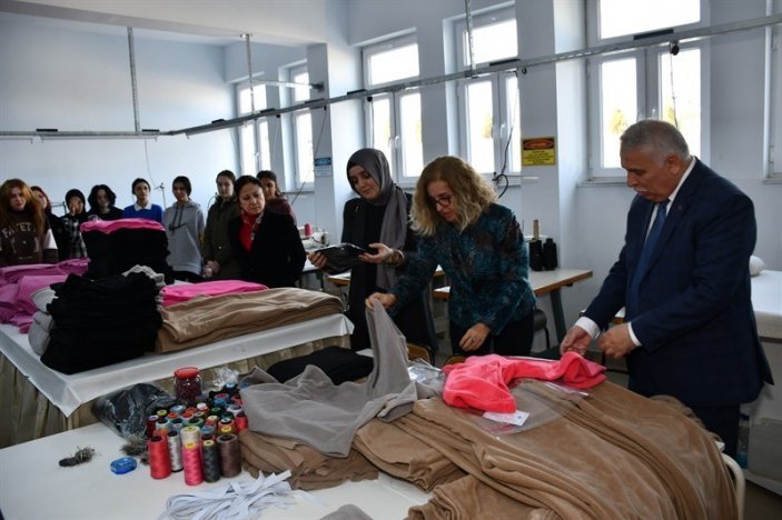 Tekirdağ'da öğrenciler depremzedelerin yaralarını sarmaya çalışıyor