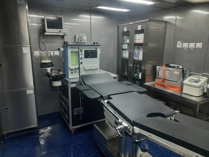 TSK'nın dev çıkarma gemileri, depremzedeler için yüzer hastaneye dönüştürüldü