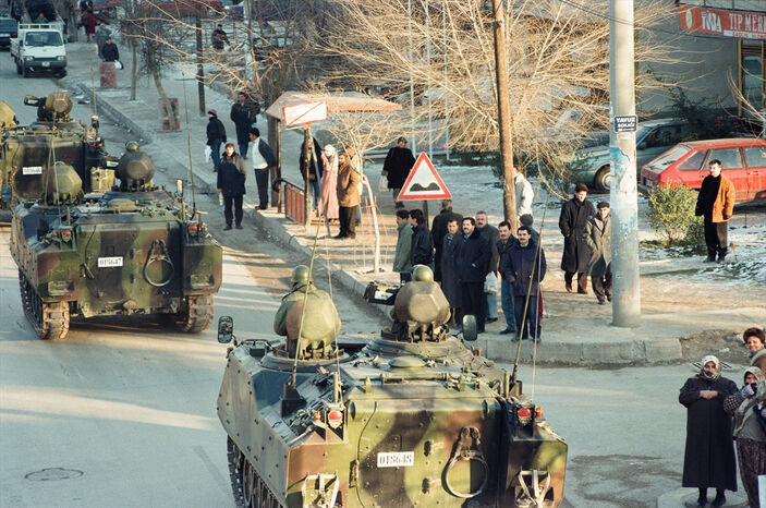 Türk demokrasisinin kara lekesi! 28 Şubat postmodern darbesinin üzerinden 26 yıl geçti