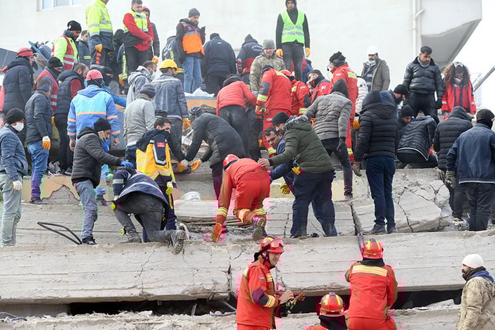 Türkiye'ye yurt dışından gelen arama kurtarma ekiplerinin çalışmaları sürüyor