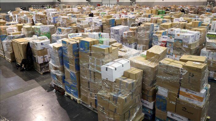 Türkmenistan, deprem bölgesine 1100 battaniye ile 89 yatak gönderdi