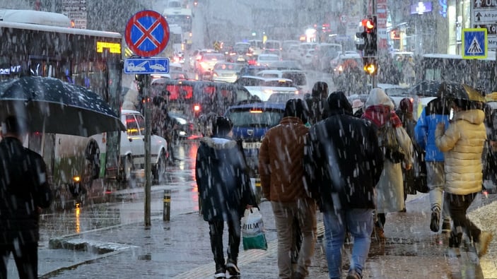 Uludağ'da kayaksever, trafiğe takılmamak için snowboard yaptı