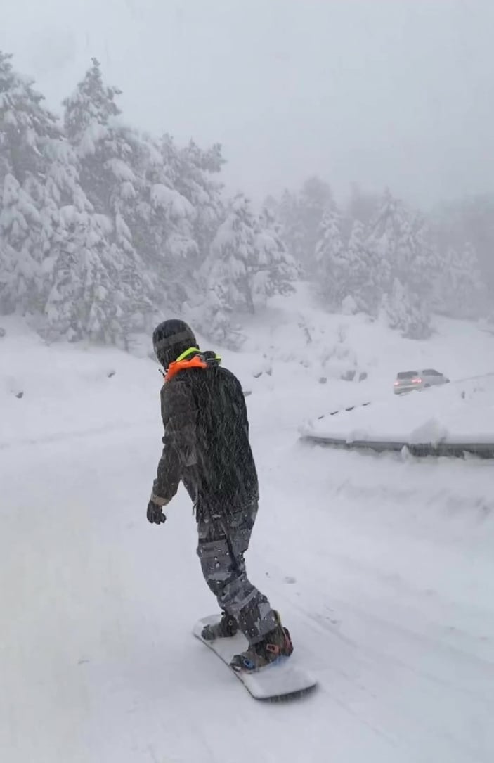 Uludağ'da kayaksever, trafiğe takılmamak için snowboard yaptı