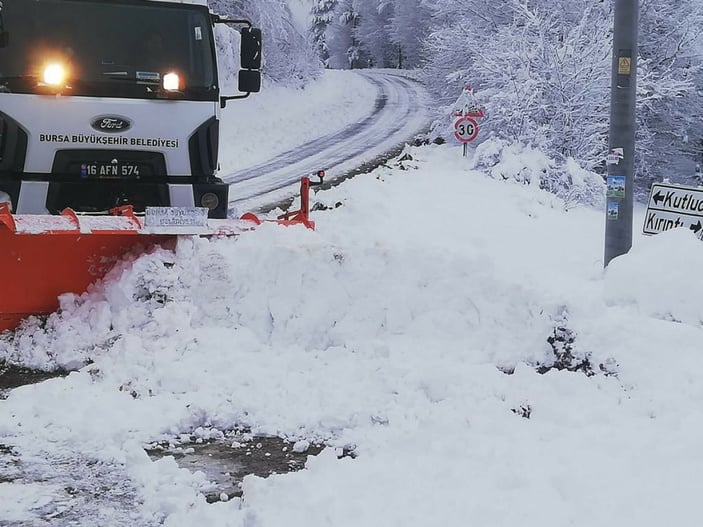 Uludağ'da kayaksever, trafiğe takılmamak için snowboard yaptı