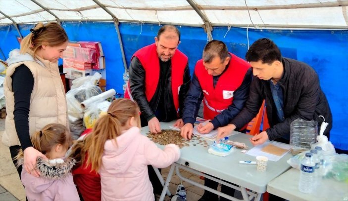 Yaşlı çift, depremzedeler için alyanslarını Kızılay'a bağışladı