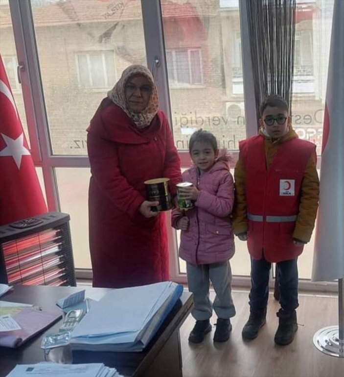 Yaşlı çift, depremzedeler için alyanslarını Kızılay'a bağışladı