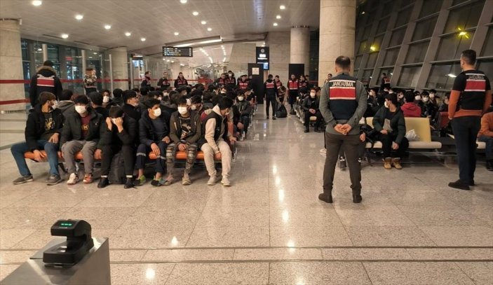 Yılbaşından bu yana 14 bin 878 göçmen sınır dışı edildi