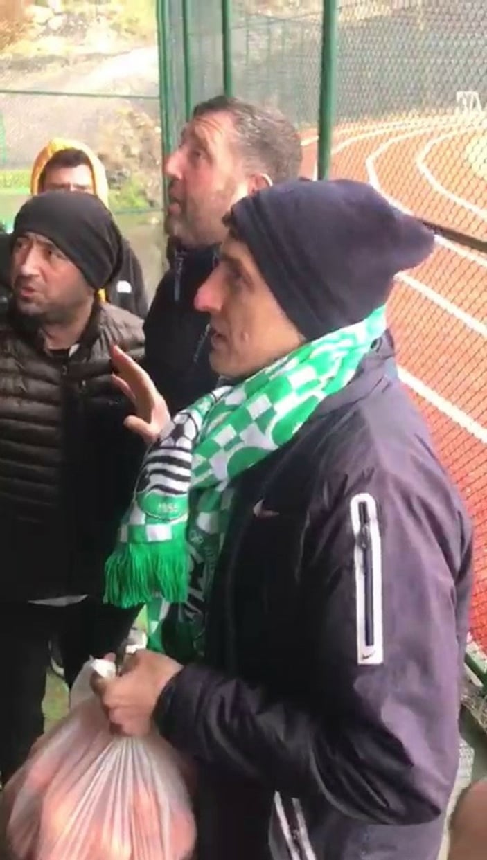 Zonguldak'ta rakip takımın taraftarına mandalina ikram ettiler