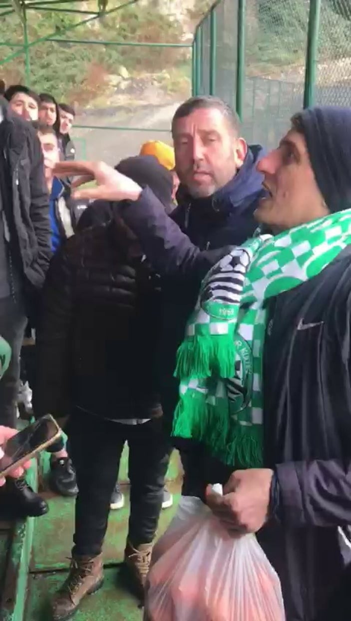 Zonguldak'ta rakip takımın taraftarına mandalina ikram ettiler