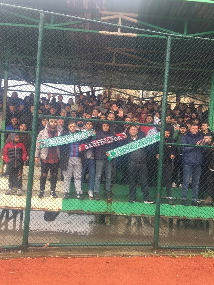 Zonguldak'ta rakip takımın taraftarına mandalina ikram ettiler