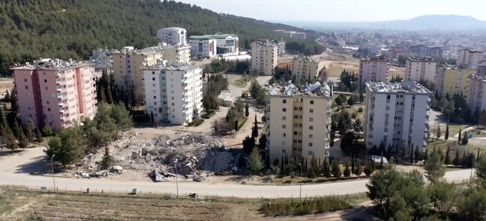 13 bloklu sitede yıkılan tek binanın kolonlarının kesildiği öne sürüldü