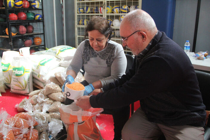 Adıyaman'da 14 yakınını kaybeden 70 yaşındaki adam Antalya'da yardıma koştu