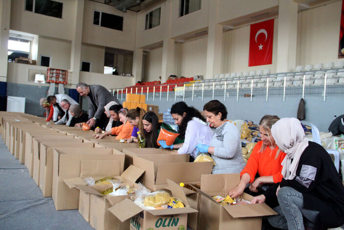 Adıyaman'da 14 yakınını kaybeden 70 yaşındaki adam Antalya'da yardıma koştu