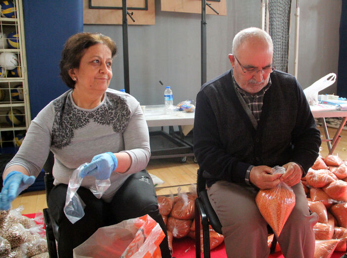 Adıyaman'da 14 yakınını kaybeden 70 yaşındaki adam Antalya'da yardıma koştu