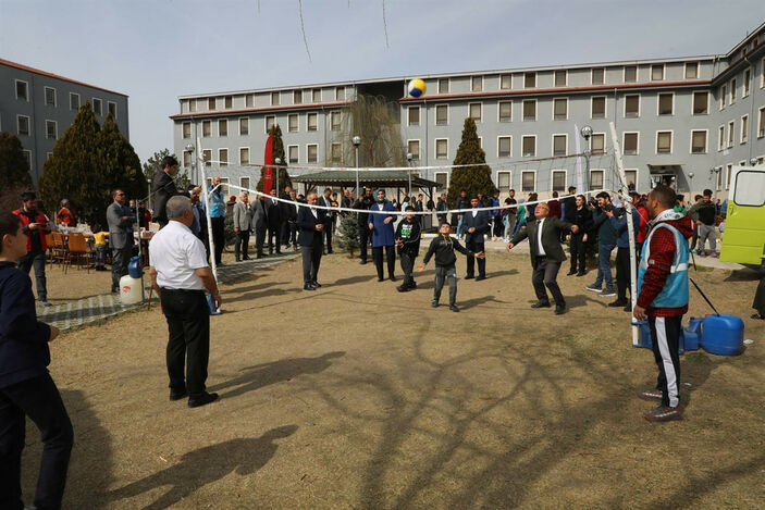 Afyonkarahisar Valisi Kübra Güran Yiğitbaşı depremzede çocuklarla voleybol oynadı