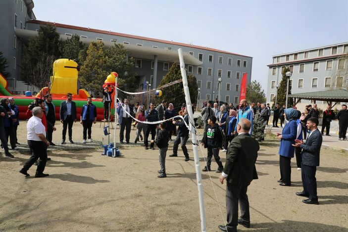 Afyonkarahisar Valisi Kübra Güran Yiğitbaşı depremzede çocuklarla voleybol oynadı