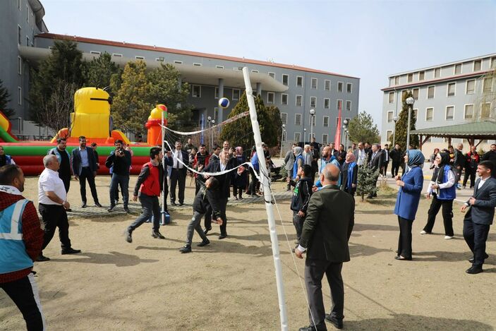 Afyonkarahisar Valisi Kübra Güran Yiğitbaşı depremzede çocuklarla voleybol oynadı
