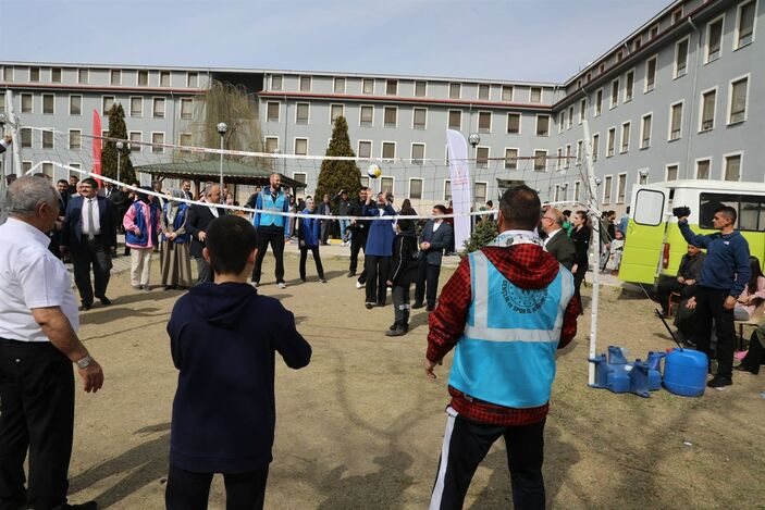 Afyonkarahisar Valisi Kübra Güran Yiğitbaşı depremzede çocuklarla voleybol oynadı