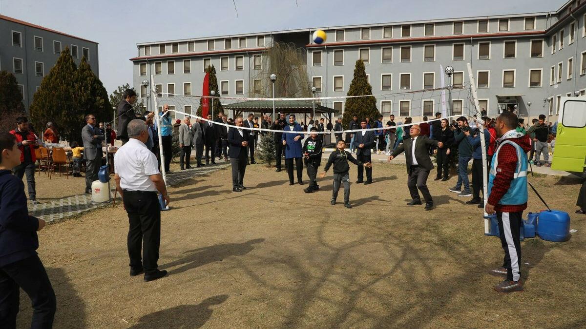Afyonkarahisar Valisi Kübra Güran Yiğitbaşı depremzede çocuklarla voleybol oynadı