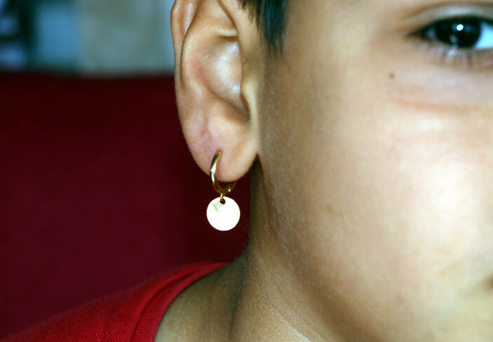 Ali İsmail Korkmaz’ın Hatay’daki ailesini ziyaret eden Sezen Aksu, yeğenine küpesini hediye etti