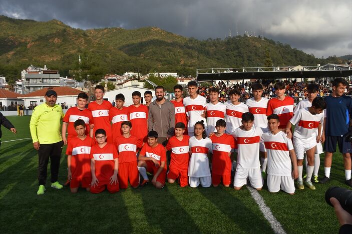 Arda Turan depremzede çocuklarla maç yaptı