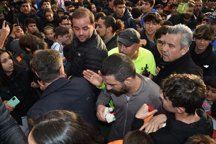 Arda Turan depremzede çocuklarla maç yaptı