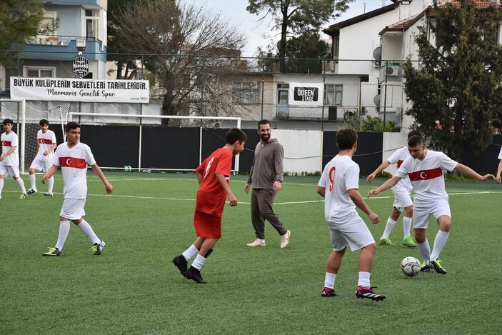 Arda Turan depremzede çocuklarla maç yaptı