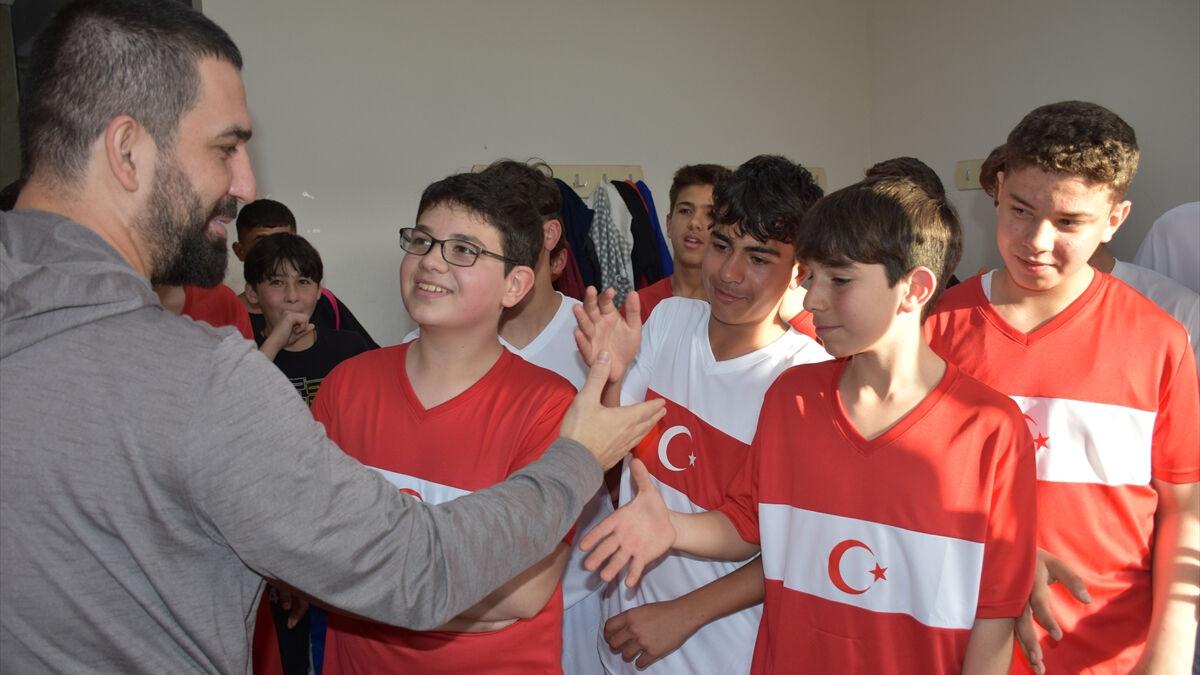 Arda Turan depremzede çocuklarla maç yaptı