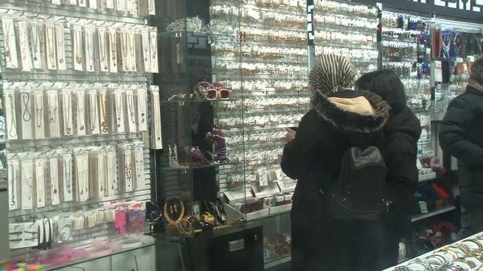 Arnavutköy’de yüzükleri ağzına koyarak çalan hırsız kamerada