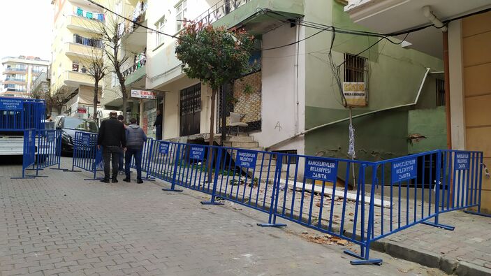 Bahçelievler'de apartmanın balkonu çöktü! Deniz kabukları tespit edildi...