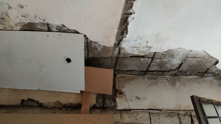 Bahçelievler'de apartmanın balkonu çöktü! Deniz kabukları tespit edildi...