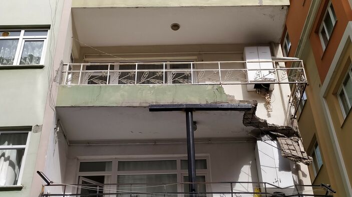 Bahçelievler'de apartmanın balkonu çöktü! Deniz kabukları tespit edildi...