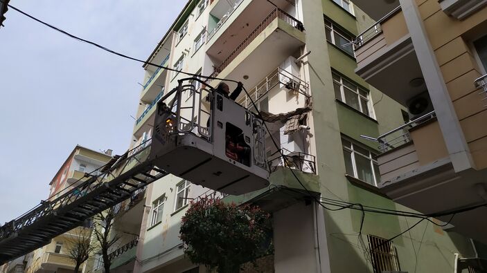 Bahçelievler'de apartmanın balkonu çöktü! Deniz kabukları tespit edildi...