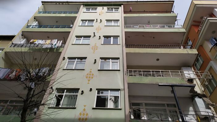 Bahçelievler'de apartmanın balkonu çöktü! Deniz kabukları tespit edildi...
