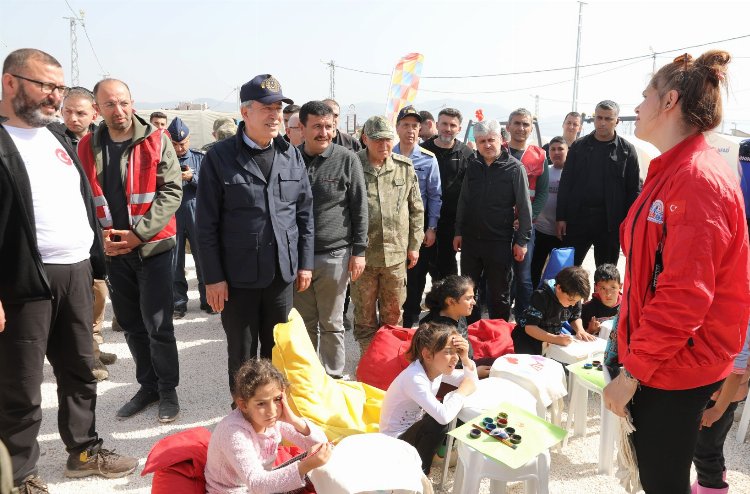 Bakan Akar çocuklarla futbol oynadı