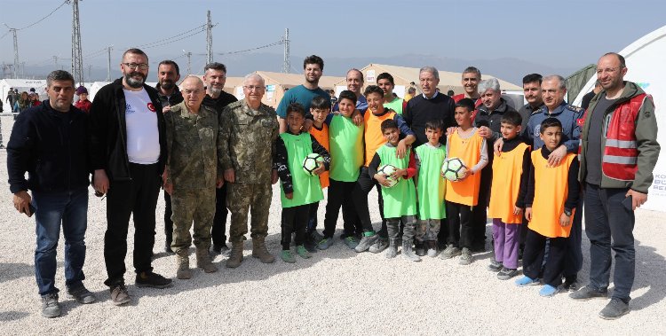Bakan Akar çocuklarla futbol oynadı