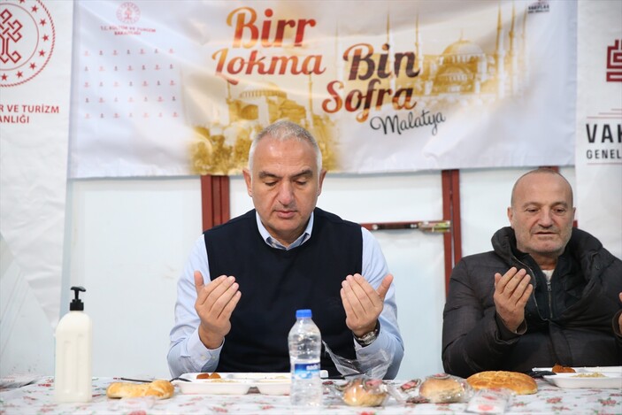 Bakanlar, Ramazan'ın ilk iftarında deprem bölgesine çıkarma yaptı