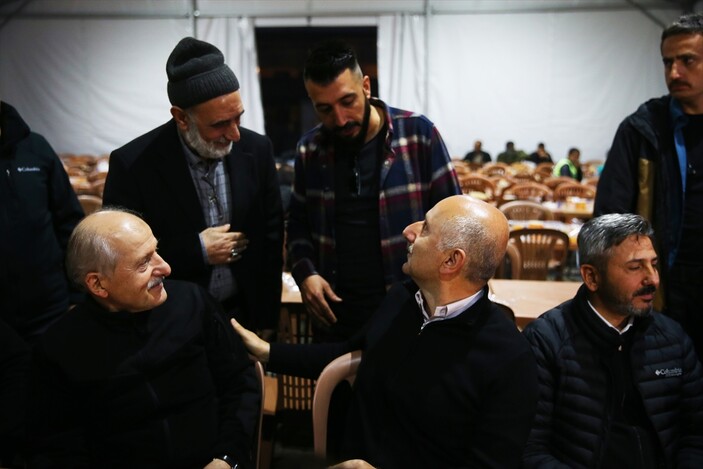 Bakanlar, Ramazan'ın ilk iftarında deprem bölgesine çıkarma yaptı