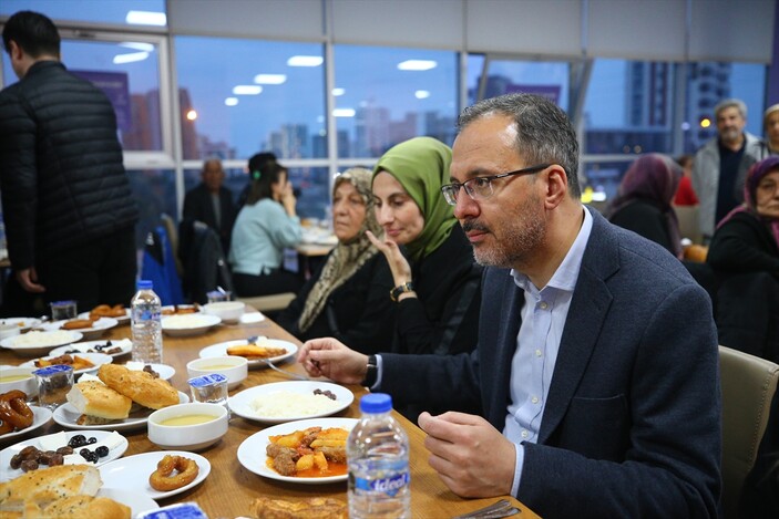 Bakanlar, Ramazan'ın ilk iftarında deprem bölgesine çıkarma yaptı