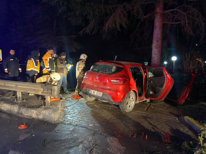 Bakırköy'de otomobil ağaca çarptı: 1 ölü 5 yaralı