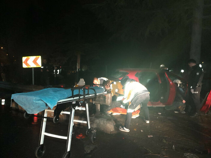 Bakırköy'de otomobil ağaca çarptı: 1 ölü 5 yaralı