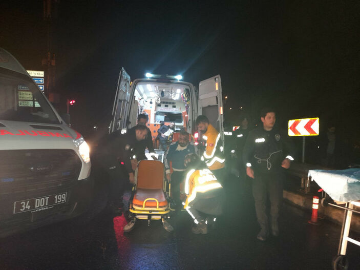 Bakırköy'de otomobil ağaca çarptı: 1 ölü 5 yaralı