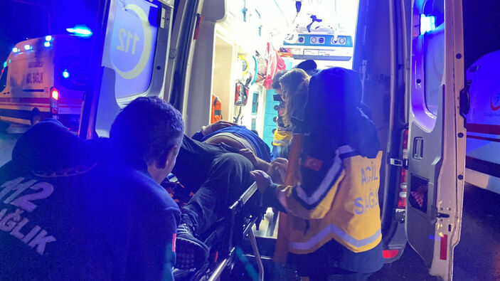 Bakırköy'de otomobil ağaca çarptı: 1 ölü 5 yaralı