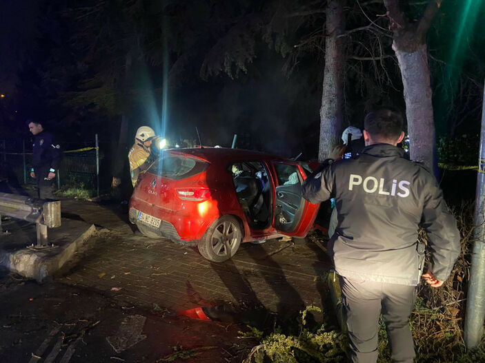 Bakırköy'de otomobil ağaca çarptı: 1 ölü 5 yaralı
