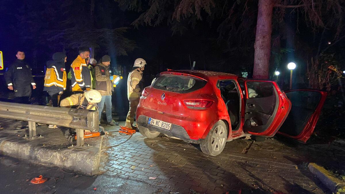 Bakırköy'de otomobil ağaca çarptı: 1 ölü 5 yaralı